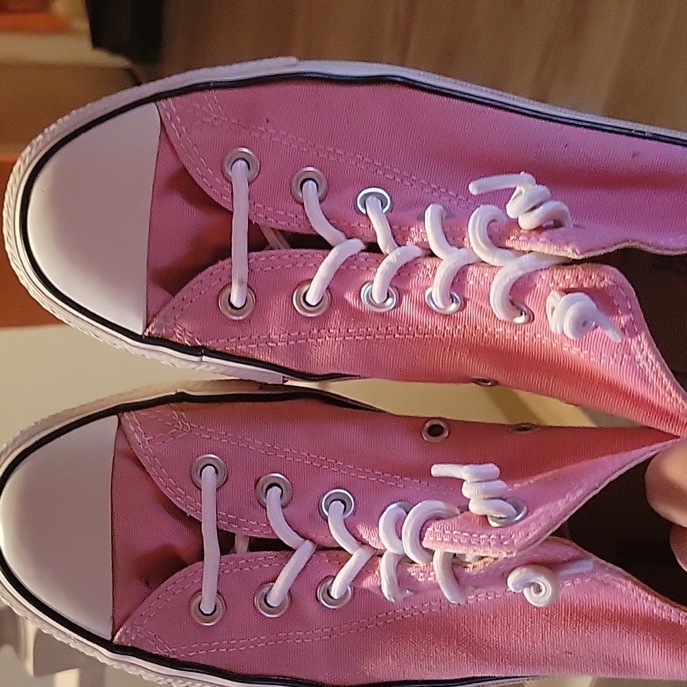 Unisex pink Converse